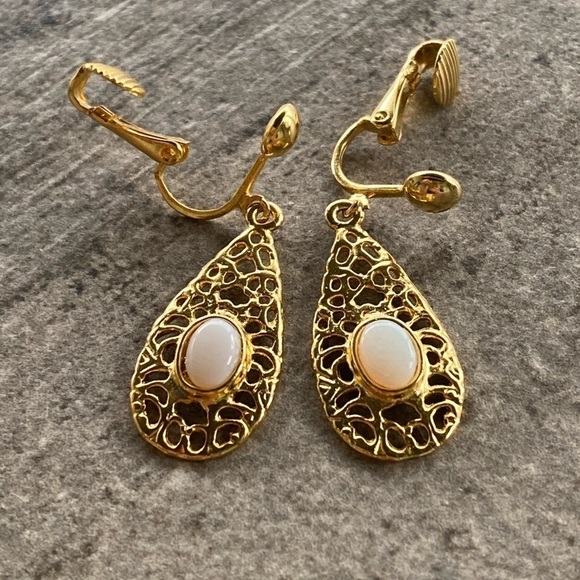 Elizabeth Farrell Opal Dangle Clip Earrings Gold Tone Unmarked - Picture 5 of 8